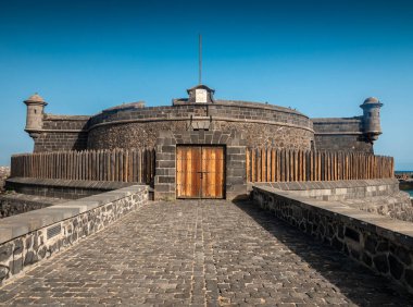 Eski taş kale Castillo de San Juan Bautista, Santa Cruz de Tenerife 'deki ahşap kapının güzel görüntüsü.
