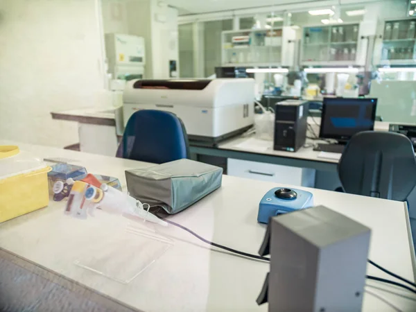 Intérieur du laboratoire moderne avec équipement médical et ordinateurs — Photo