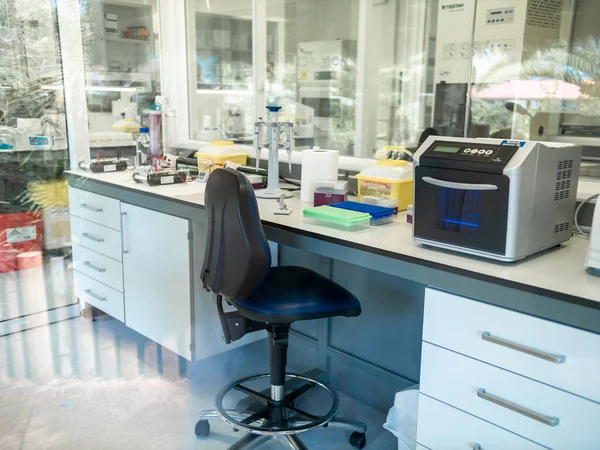 Image de table de travail dans un laboratoire médical moderne avec équipement spécial — Photo