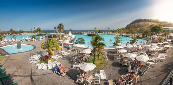 Image panoramique d'une station balnéaire luxueuse avec beaucoup de piscines dans la ville de Santa Cruz de Tenerife — Photo