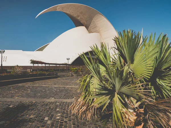 Imagen tonificada del moderno edificio de la ópera en la ciudad de Santa Cruz de Tenerife, Islas Canarias —  Fotos de Stock