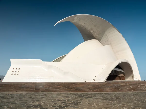 Moderní budova operního divadla s komplexní architekturou na ostrově Tenerife — Stock fotografie