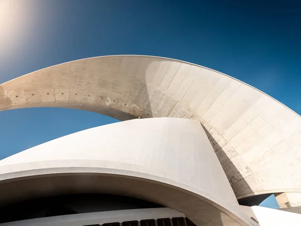 Imagen abstracta tonificada del techo de piedra blanca del teatro de ópera moderno contra el sol brillante y el cielo azul —  Fotos de Stock