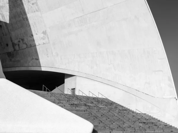 Abstrakt bild av stora breda trappor med metall ledstänger på stora moderna arkitektur stadion eller teater — Stockfoto