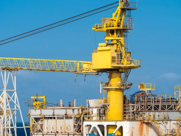 Imagen de una gran grúa amarilla pesada trabajando en la terminal del puerto de carga — Foto de Stock