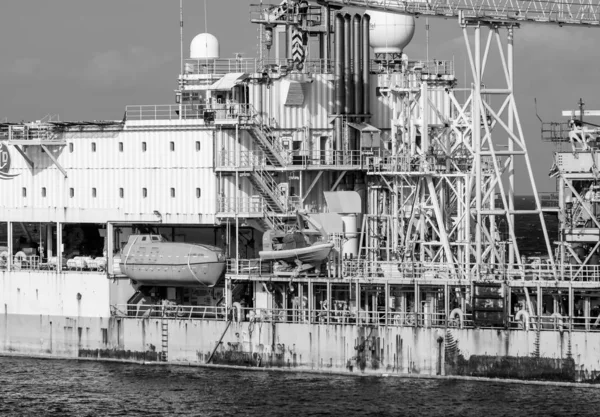 Imagen en blanco y negro de botes salvavidas, tuberías y equipos especiales en el buque petrolero en el muelle del océano —  Fotos de Stock