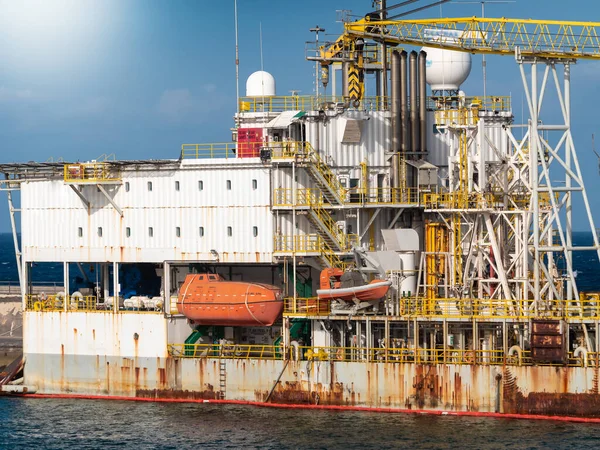 Imagen de una vieja plataforma petrolífera oxidada o muelles flotantes en el puerto oceánico —  Fotos de Stock