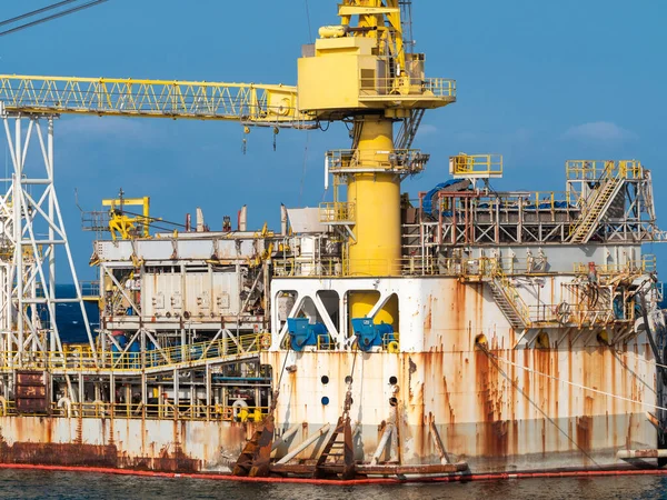 Kargo limanında yüzen platformda çalışan büyük ağır vinç görüntüsü — Stok fotoğraf