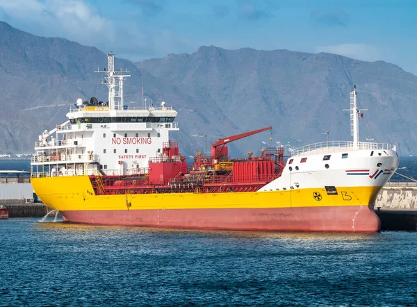 Hermosa imagen de gran buque de carga o petrolero navegando fuera del puerto oceánico —  Fotos de Stock