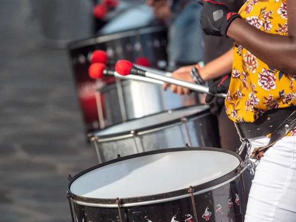 Closeup image of african dark skin woman playing on drums during street performance — Stock Photo, Image