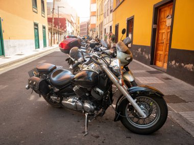 San Cristobal de La Laguna caddesinde park etmiş motosiklet ve scooter görüntüleri