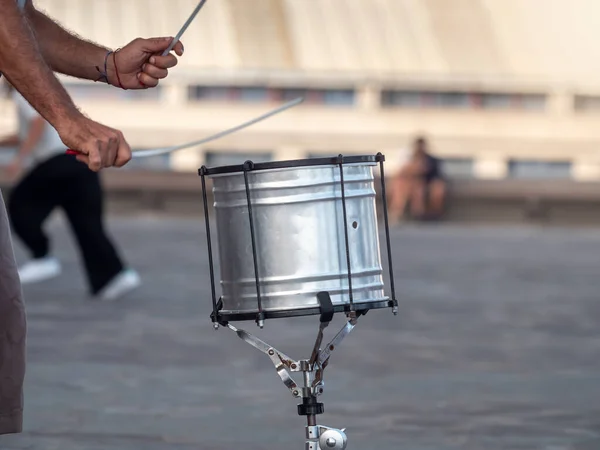 Nahaufnahme eines männlichen Straßenmusikers, der mit Trommelstöcken auf Trommeln spielt — Stockfoto