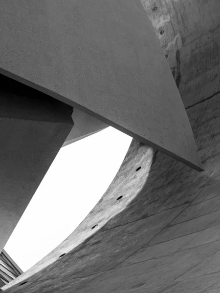 Imagen abstracta en blanco y negro de líneas agudas y curvas en un edificio de arquitectura moderna hecho de metal y hormigón —  Fotos de Stock