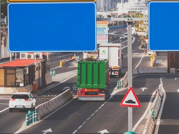 Immagine tonica di autocarri pesanti e auto a cavallo su strada trafficata al tramonto. Posto per il testo. Copia spazio — Foto Stock