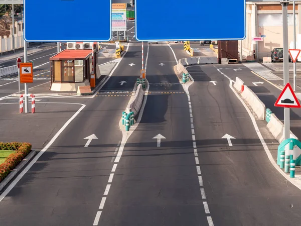 Imagen de carriles vacíos en la carretera y señales de tráfico en blanco. Lugar para tu mensaje. Copiar espacio — Foto de Stock