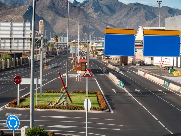 Bella immagine di lunga autostrada vuota vicino al porto di carico a Santa Cruz de Tenerife, Isole Canarie . — Foto Stock