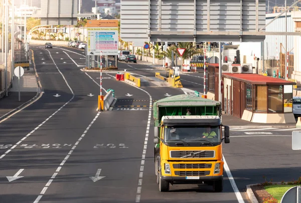 Immagine di un grosso camion pesante che cavalca sull'autostrada al tramonto — Foto Stock