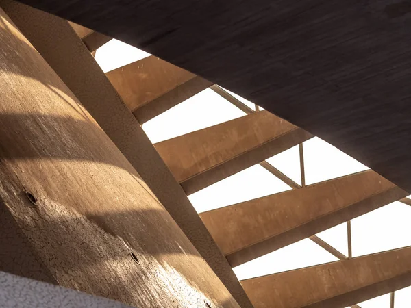 Абстрактное изображение солнечного света, сияющего по современной архитектурной бетонной лестнице — стоковое фото