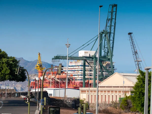 Image du terminal portuaire de fret au port océanique avec quais flottants et grue élévatrice hevy — Photo