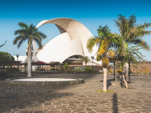 Toned beeld van prachtige moderne architectuur gebouw van de opera theater op Tenerife eiland — Stockfoto