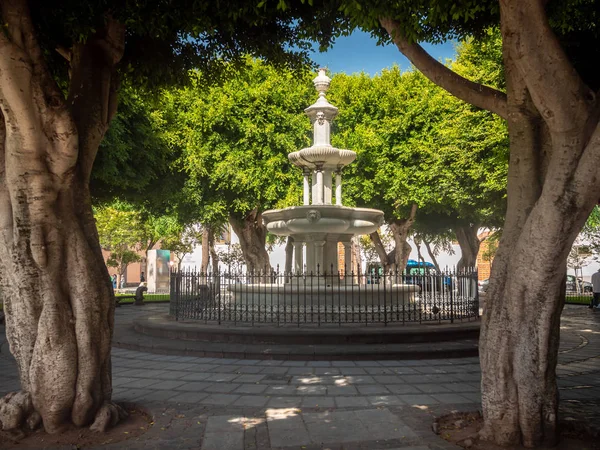 Vacker bild av sten fontän på torget i parken — Stockfoto