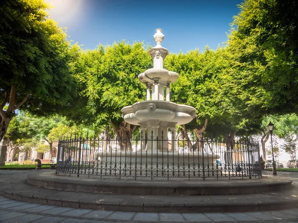 Vacker bild av liten stadspark med vit marmor fontän — Stockfoto