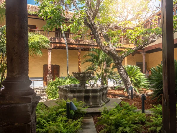 Belle photo de maison traditionnelle espagnole avec patio et fontaine — Photo