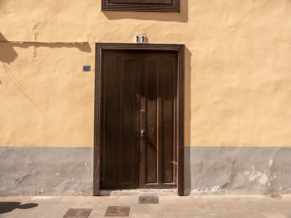 รูปภาพของประตูไม้เก่าแบบดั้งเดิมของบ้านสเปน — ภาพถ่ายสต็อก