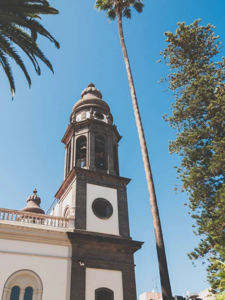 Toned beeld van hoge katholieke kathedraal met klokkentoren op tropisch eiland — Stockfoto