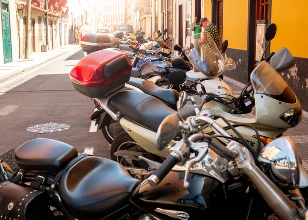 Detailní záběr na spoustu skútrů a motocyklů zaparkovaných na úzké ulici starého evropského města — Stock fotografie