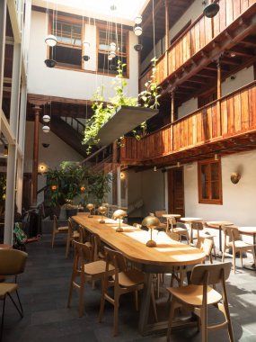 Küçük kafesi olan eski bir binanın güzel görüntüsü.