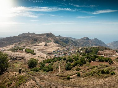 Tenerife adasındaki dağlardaki küçük köyün güzel görüntüsü
