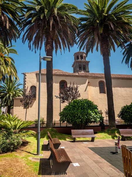 Prachtige foto van klein dorpsplein en oude katholieke kerk op de stad San Cristobal de La Laguna, Tenerife — Stockfoto