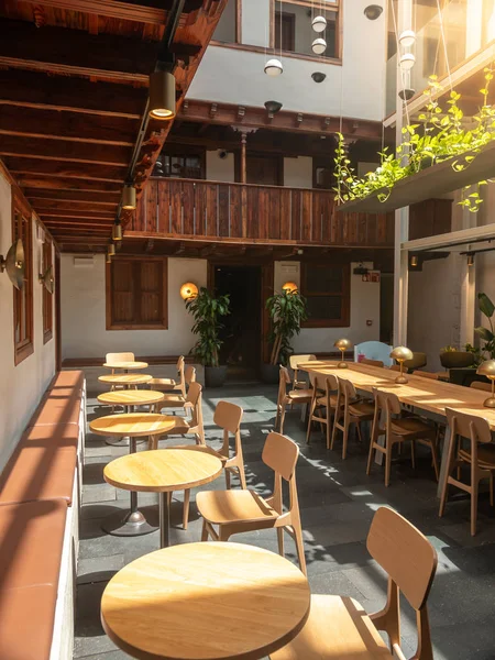 Hermoso interior de madera de café moderno con techo transparente — Foto de Stock