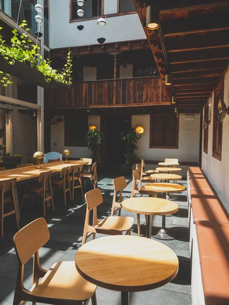 Getöntes Bild des modernen Interieurs mit Holzmöbeln und großen Fenstern in der Cafeteria — Stockfoto