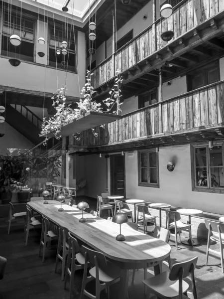 Imagen en blanco y negro del interior de la cafetería moderna en el patio interior del edificio antiguo — Foto de Stock