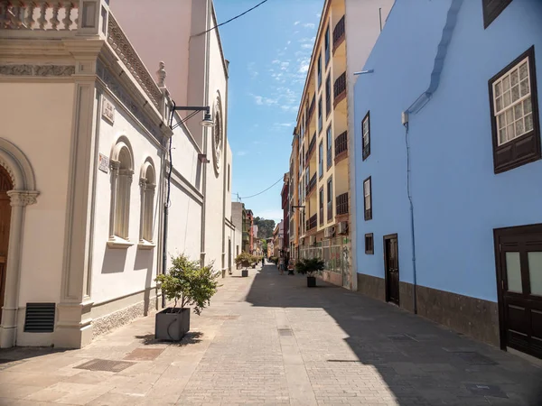 Prachtige kleurrijke gebouwen op smalle straat van de stad San Cristobal de La Laguna, Tenerife — Stockfoto