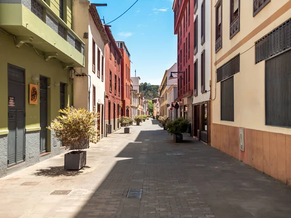 Oude Spaanse stad San Cristobal de La Laguna met smalle straat en kleurrijke gebouwen — Stockfoto