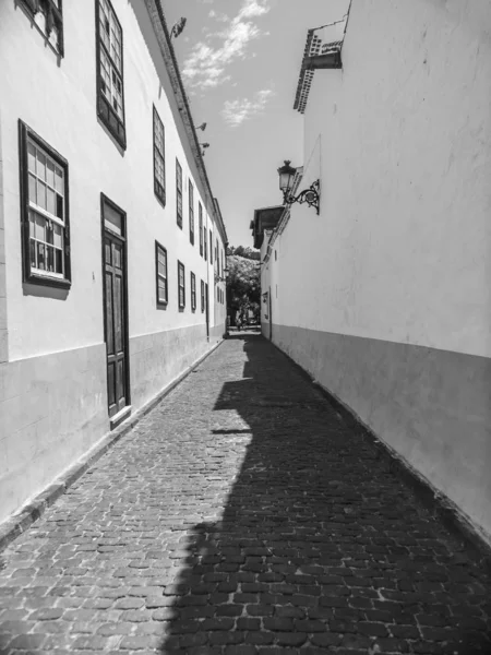 Black and white image of old narrow street with cobblestone at city of San Cristobal de La Laguna, Tenerife — Stock Photo, Image