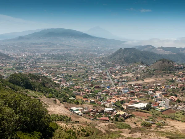 Imagem bonita de cidade pequena no vale de moutnain em dia ensolarado brilhante — Fotografia de Stock