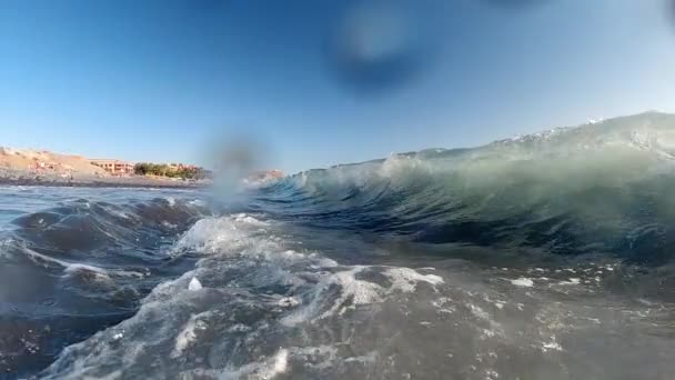 Αργή κίνηση βίντεο από το εσωτερικό του μεγάλου κύματος του ωκεανού τροχαίο στην παραλία — Αρχείο Βίντεο