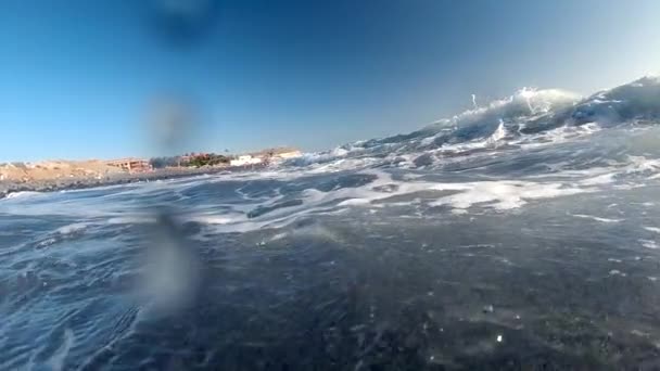 Gros plan ralenti vidéo sous-marine de grosses vagues océaniques roulant sur la plage — Video