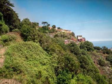 Küçük köy ya da kasabanın dağ yamacının görüntüsü
