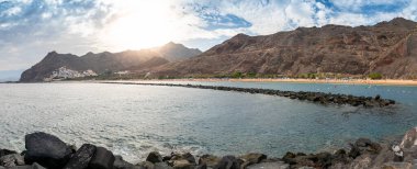 Güneşli yaz gününde Las Teresitas Playa plajının güzel panoramik görüntüsü, Tenerife, İspanya