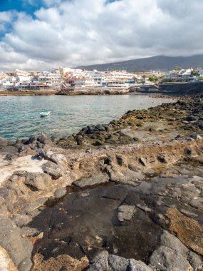 Kayalık okyanus kıyısındaki küçük sahil kasabasının güzel görüntüsü