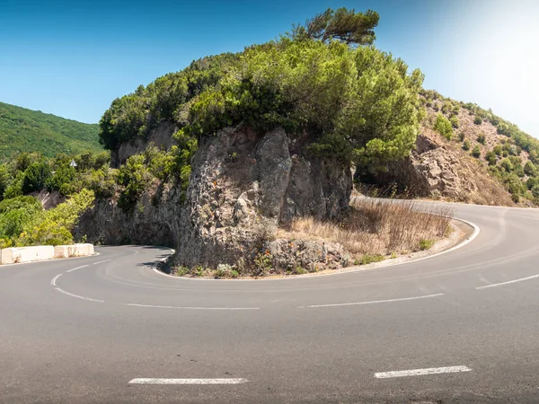 Beautiful image of sharp hairpin road turn in the mountains — Stock Photo, Image