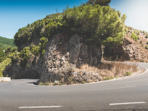 Imaginea tonifiată a unui ac de păr ascuțit pornește pe autostrada din munți — Fotografie, imagine de stoc