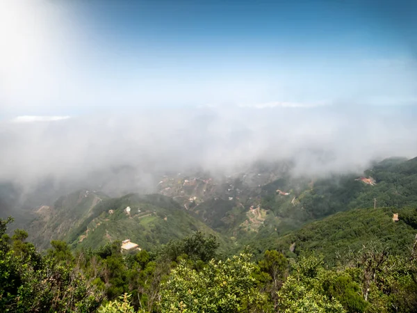 Mooi beeld van wolken vliegen over bos op top bergen en heuvels op heldere zonnige dag — Stockfoto