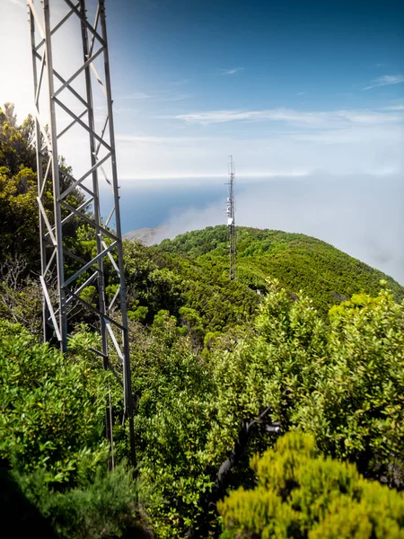 Hermosa imagen de selva en la montaña y altas torres de señales móviles — Foto de Stock