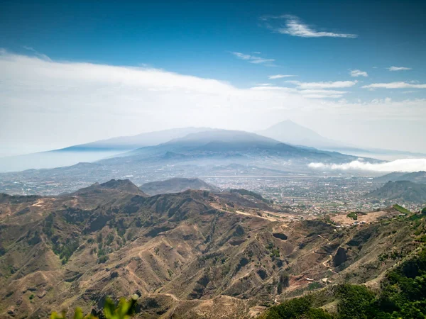 Hermosa imagen de un pequeño pueblo en el valle entre dos montañas, Tenerife, España — Foto de Stock